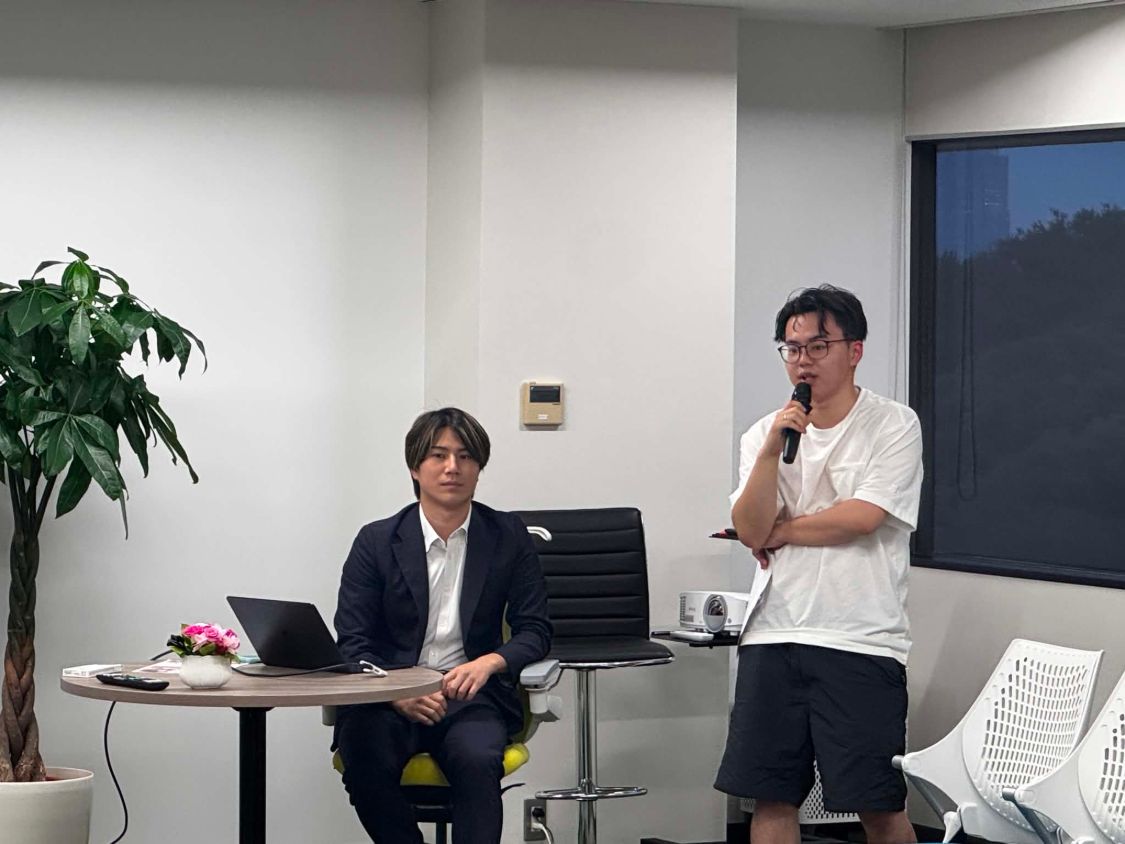 株式会社AIdollargame 代表取締役CEO 佐藤徳之介とエンジニア森によるセミナー登壇の様子（左：佐藤、右：森）