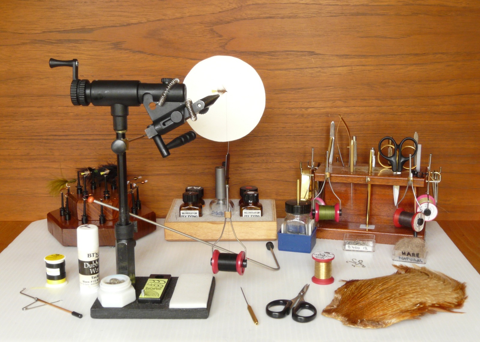 工程ごとに道具が並べられた作業台