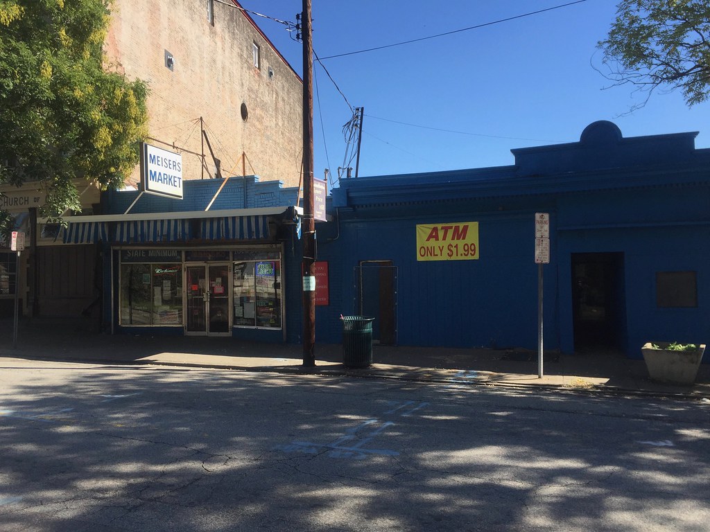 人通りのない通りに面した小さな店舗