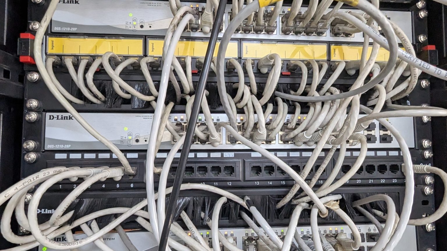 ネットワーク機器につながれた大量のLANケーブル