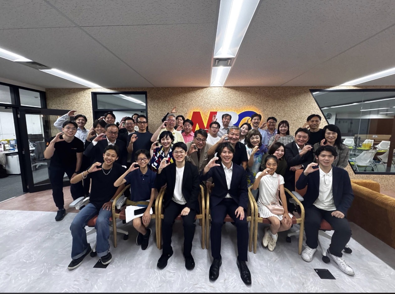 東京NBC起業塾の参加者との集合写真。NBCのロゴを背景に約30名が並ぶ