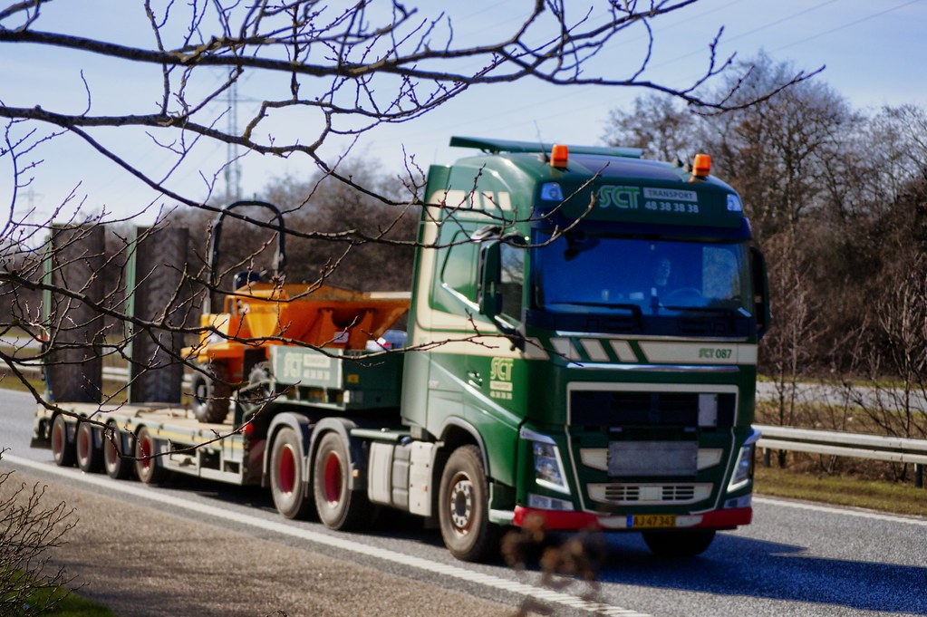 幹線道路を走る大型トラック